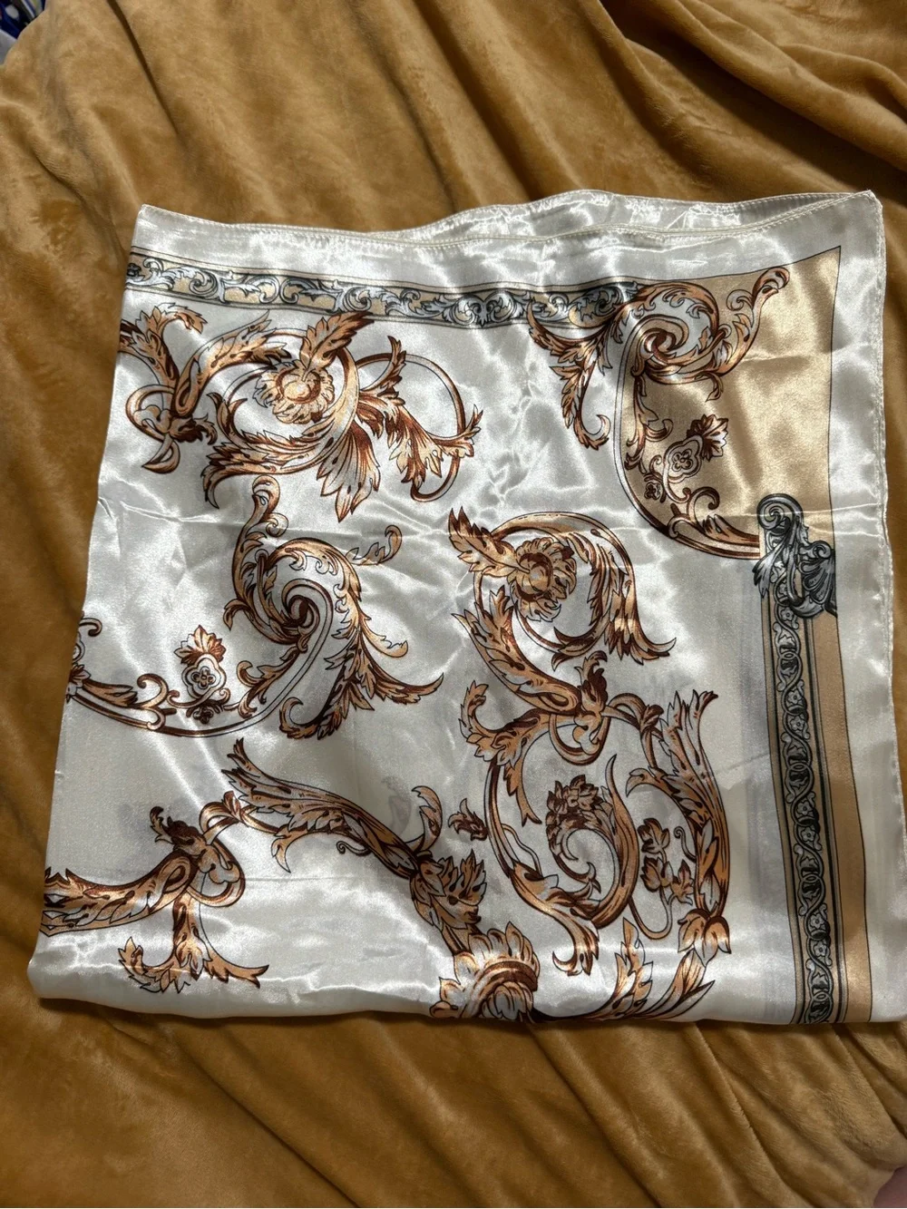 Unknown brand- White and Gold Baroque Silk feeling square Scarf